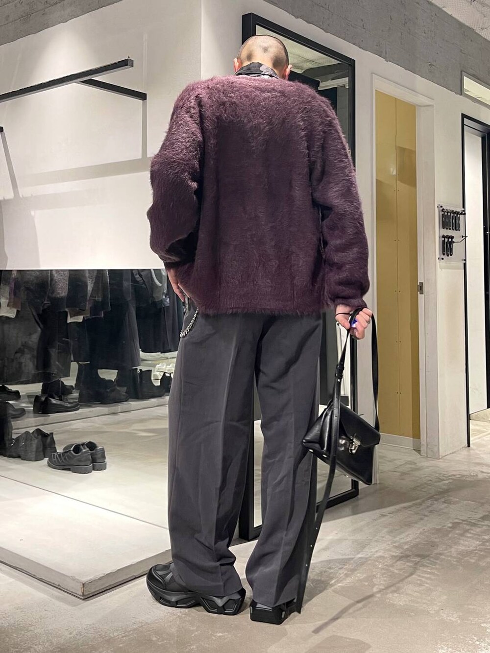 パープル系のカーディガン/ボレロ、ブラック系のスニーカー、ブラック系のショルダーバッグを着用したメンズの秋コーディネートの3枚目の写真