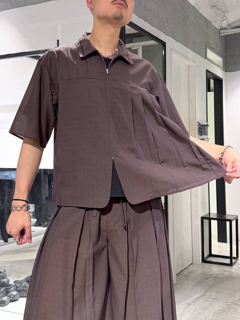 ブラック系のTシャツ/カットソー、ブラック系のサンダル、ブラック系のショルダーバッグを着用したメンズの夏コーディネートの5枚目の写真