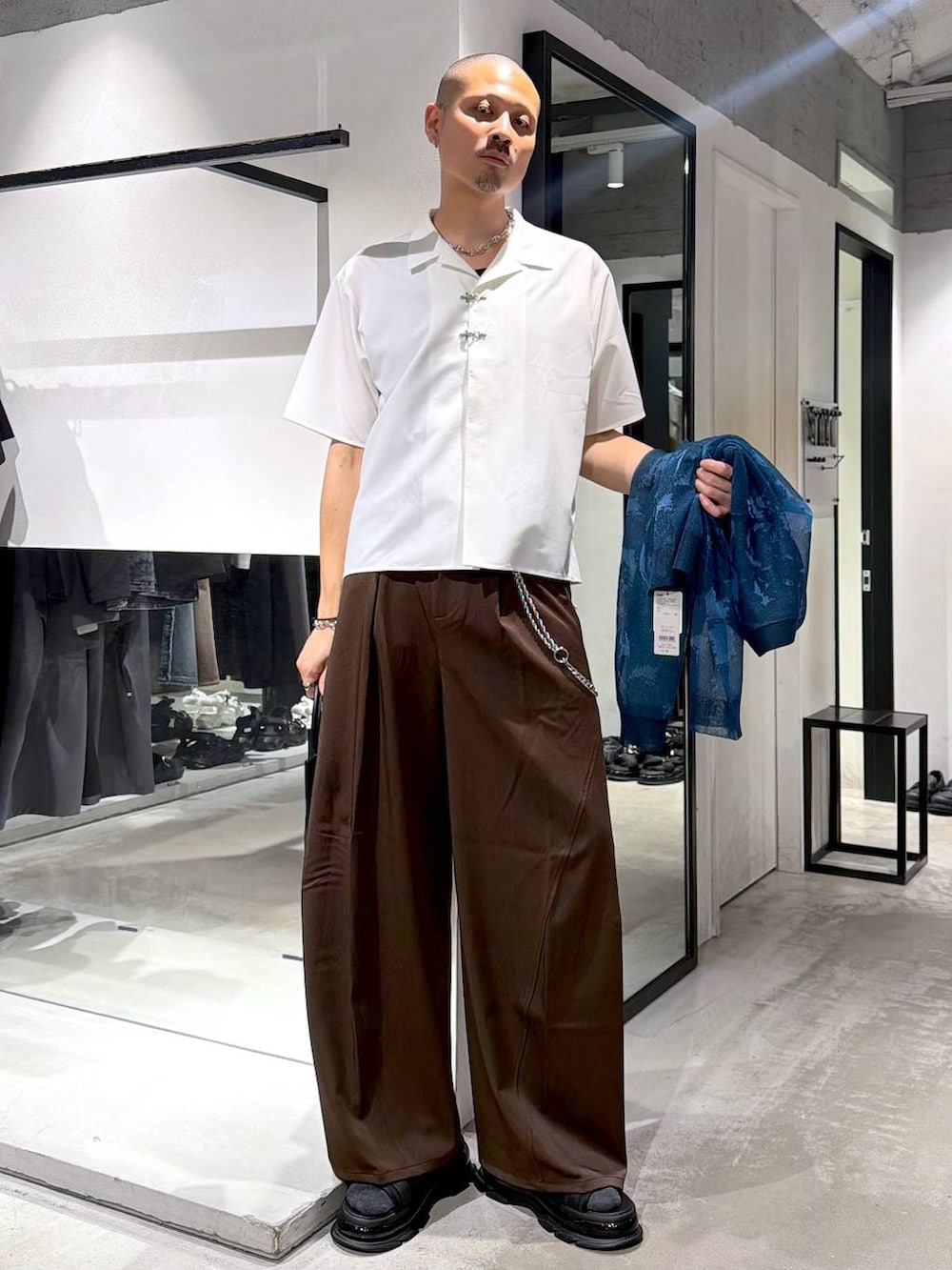 ブルー系のカーディガン/ボレロ、ブラウン系のスラックス、ブラック系のサンダルを着用したメンズの夏コーディネートの5枚目の写真