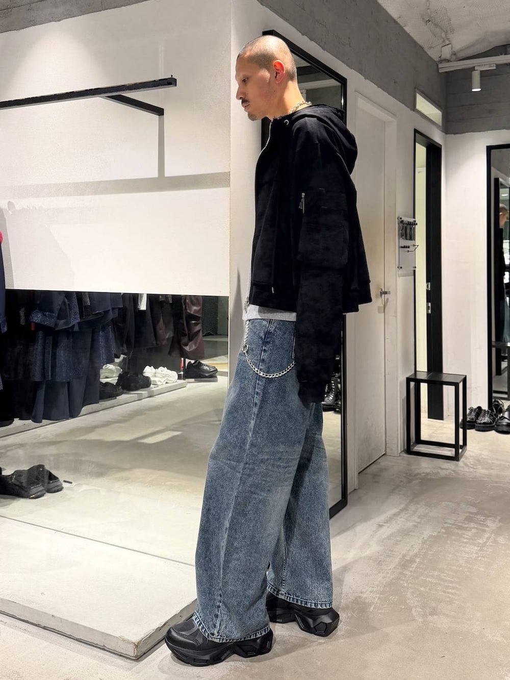 ブルー系のデニムパンツ、ブラック系のローファー、グレー系のTシャツ/カットソーを着用したメンズの秋コーディネートの2枚目の写真