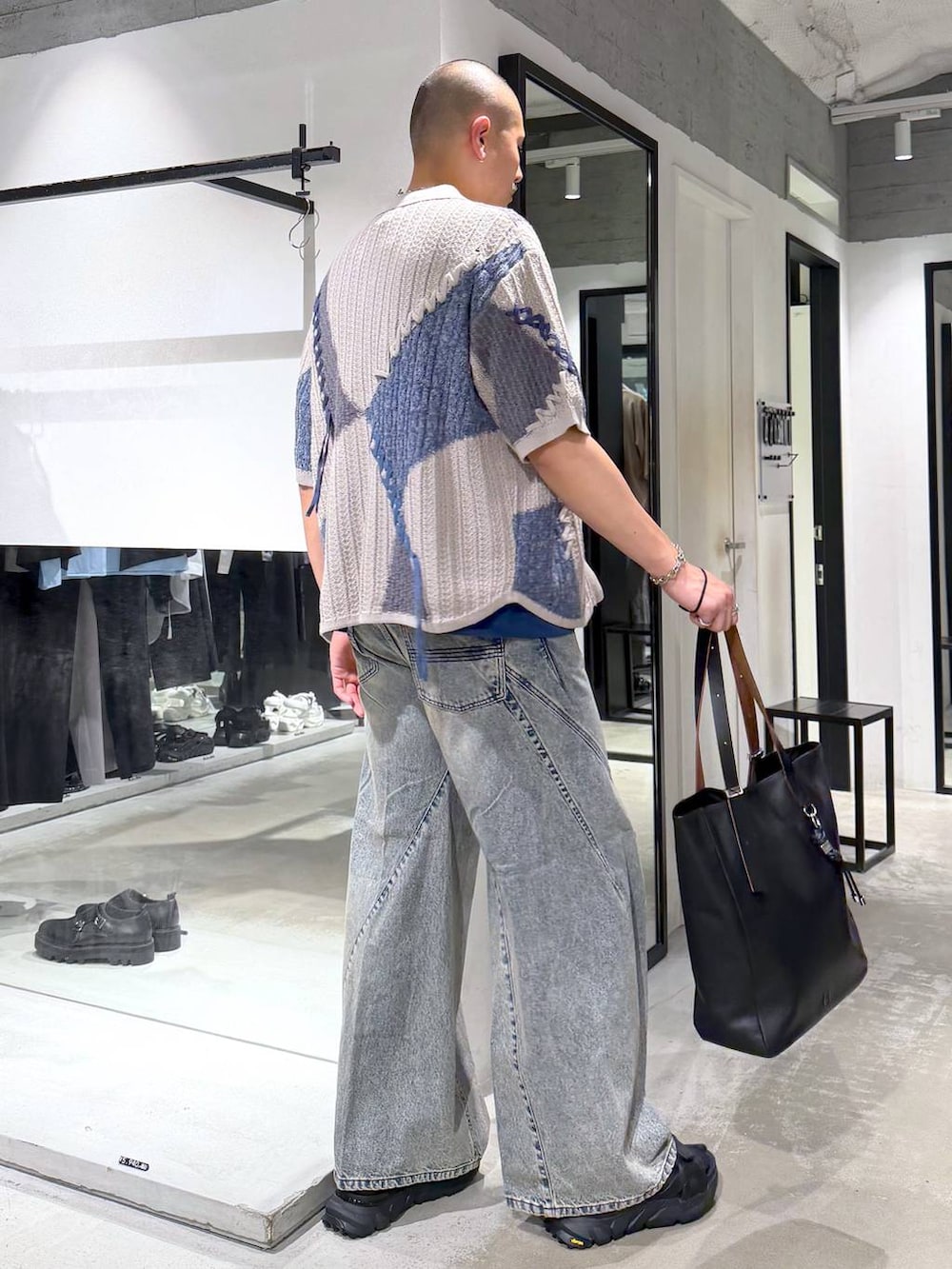 ブルー系のデニムパンツ、ブラック系のサンダル、ブルー系のTシャツ/カットソーを着用したメンズの夏コーディネートの4枚目の写真