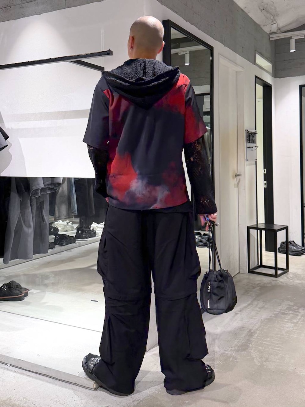 ブラック系のシャツ/ブラウス、ブラック系のショルダーバッグ、ブラック系のサンダルを着用したメンズの夏コーディネートの3枚目の写真