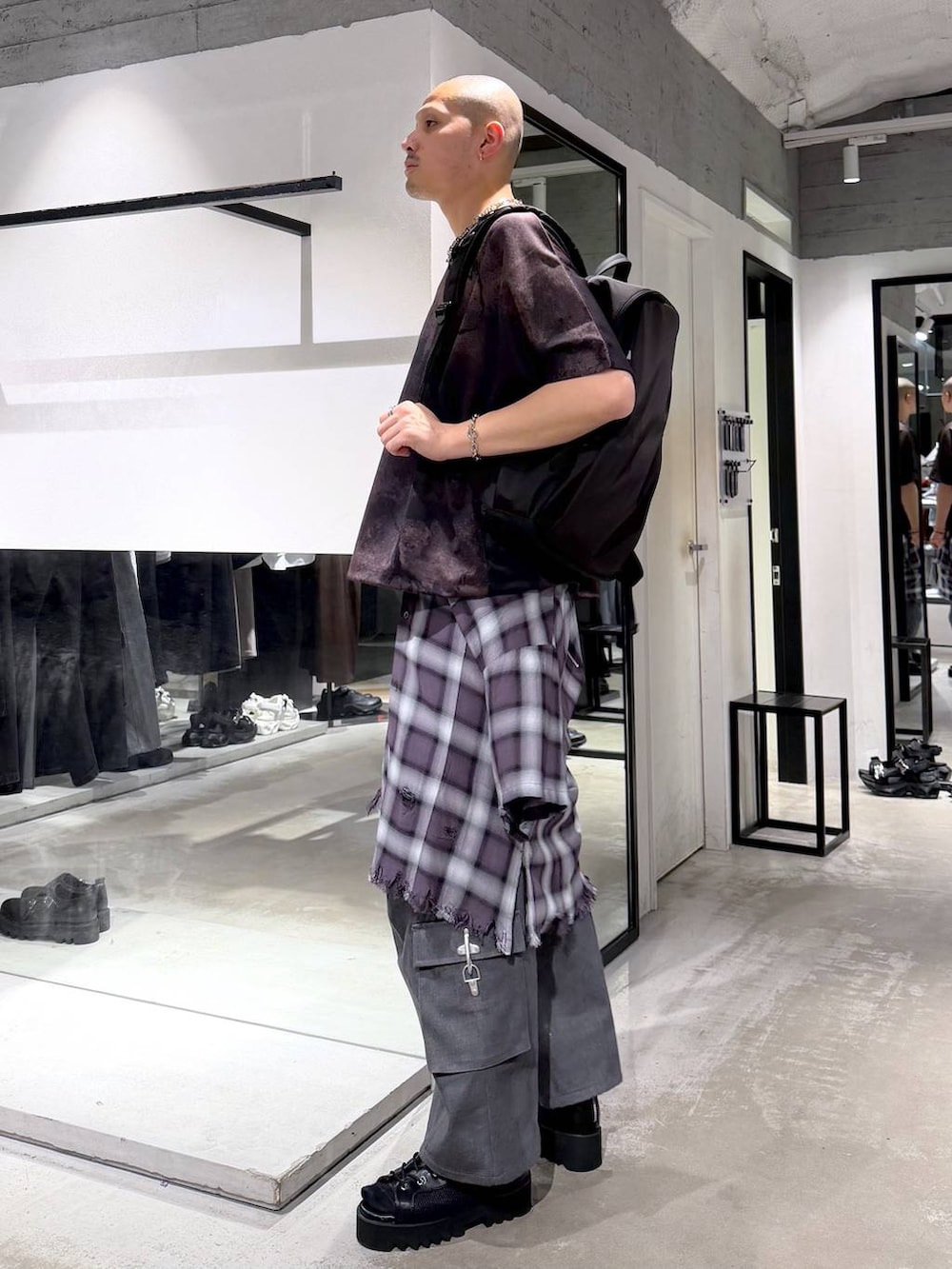 ブラック系のバックパック/リュック、グレー系のデニムパンツ、ブラック系のサンダルを着用したメンズの春コーディネートの3枚目の写真