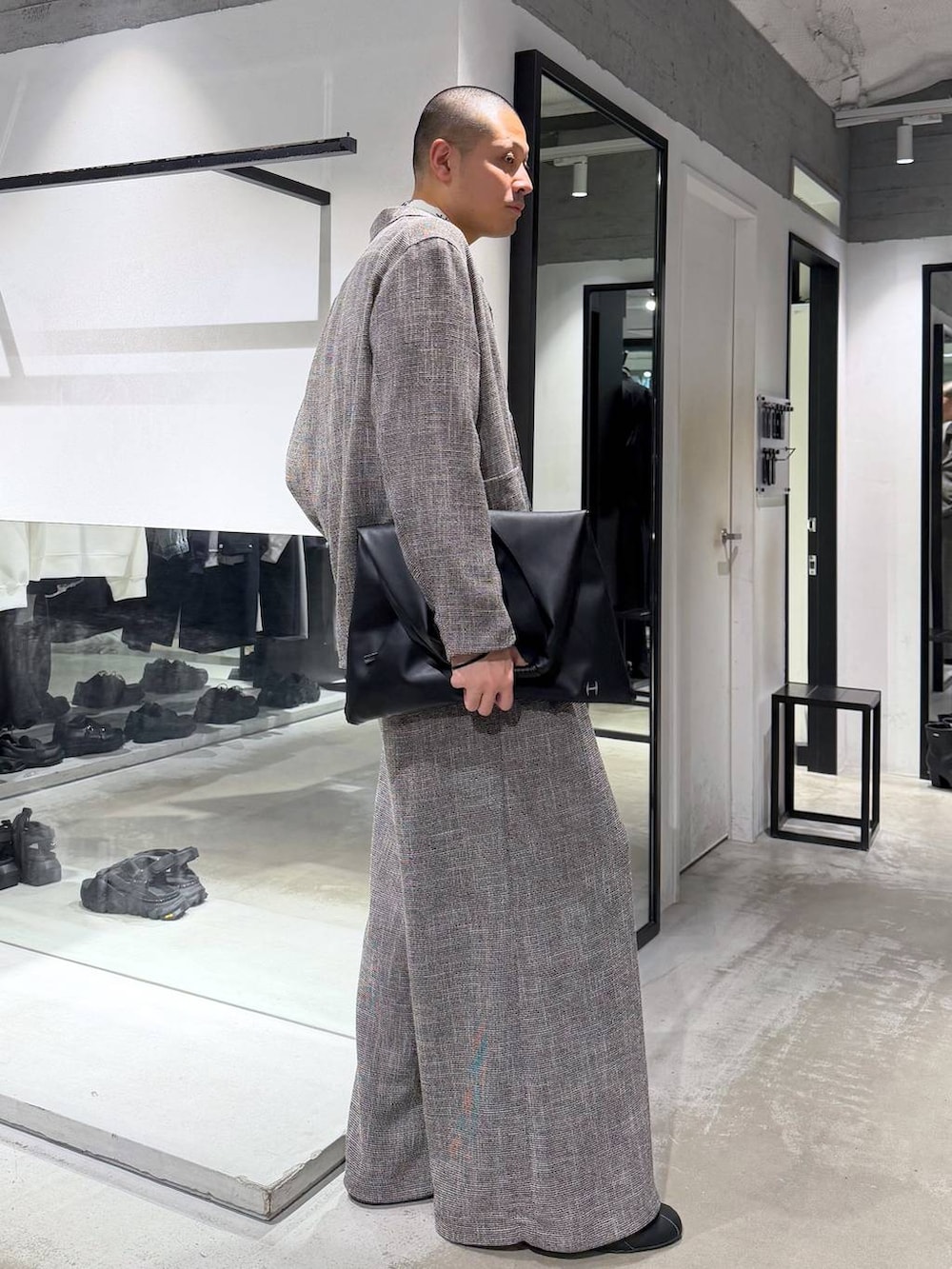 レッド系のネクタイ、グレー系のテーラードジャケット、ホワイト系のシャツ/ブラウスを着用したメンズの春コーディネートの4枚目の写真