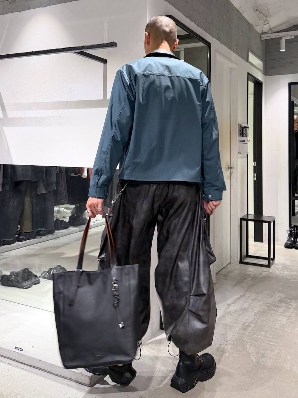 グリーン系のシャツ/ブラウス、ブラック系のブーツ、ブラック系のTシャツ/カットソーを着用したメンズの秋コーディネートの3枚目の写真