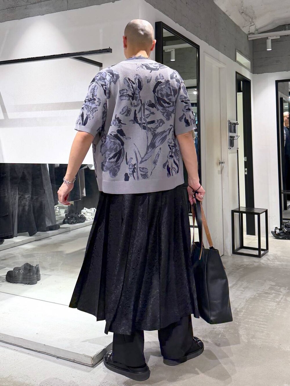 ブラック系のその他パンツ、ブラック系のサンダル、ブラック系のトートバッグを着用したメンズの春コーディネートの3枚目の写真