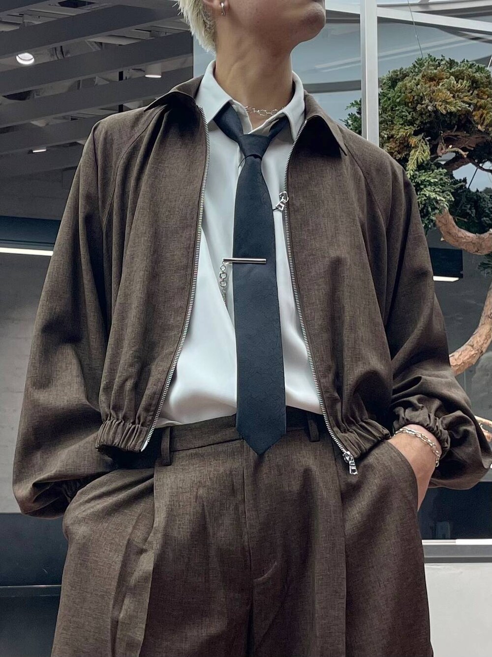 ブラック系のネクタイ、ブラウン系のスラックス、ブラック系のトートバッグを着用したメンズの秋コーディネートの2枚目の写真