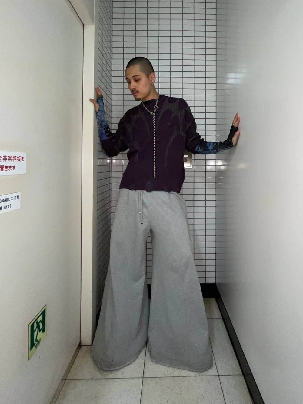 グレー系のスウェットパンツ、ブルー系のTシャツ/カットソー、パープル系のニット/セーターを着用したメンズの秋コーディネートの2枚目の写真