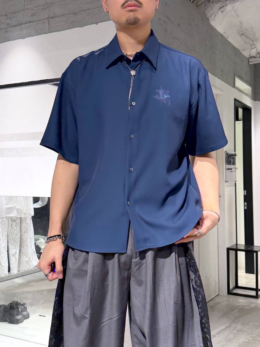 グレー系のその他パンツ、ブラック系のバックパック/リュック、ブラック系のサンダルを着用したメンズの夏コーディネートの5枚目の写真