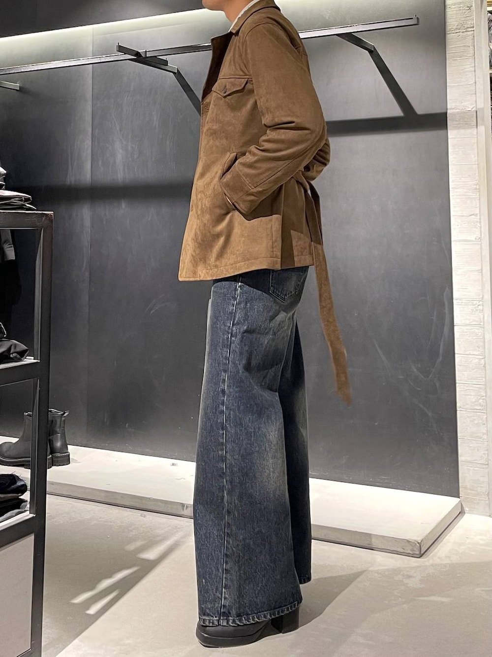 ブルー系のデニムパンツ、ホワイト系のシャツ/ブラウス、ブラック系のブーツを着用したメンズの秋コーディネートの2枚目の写真