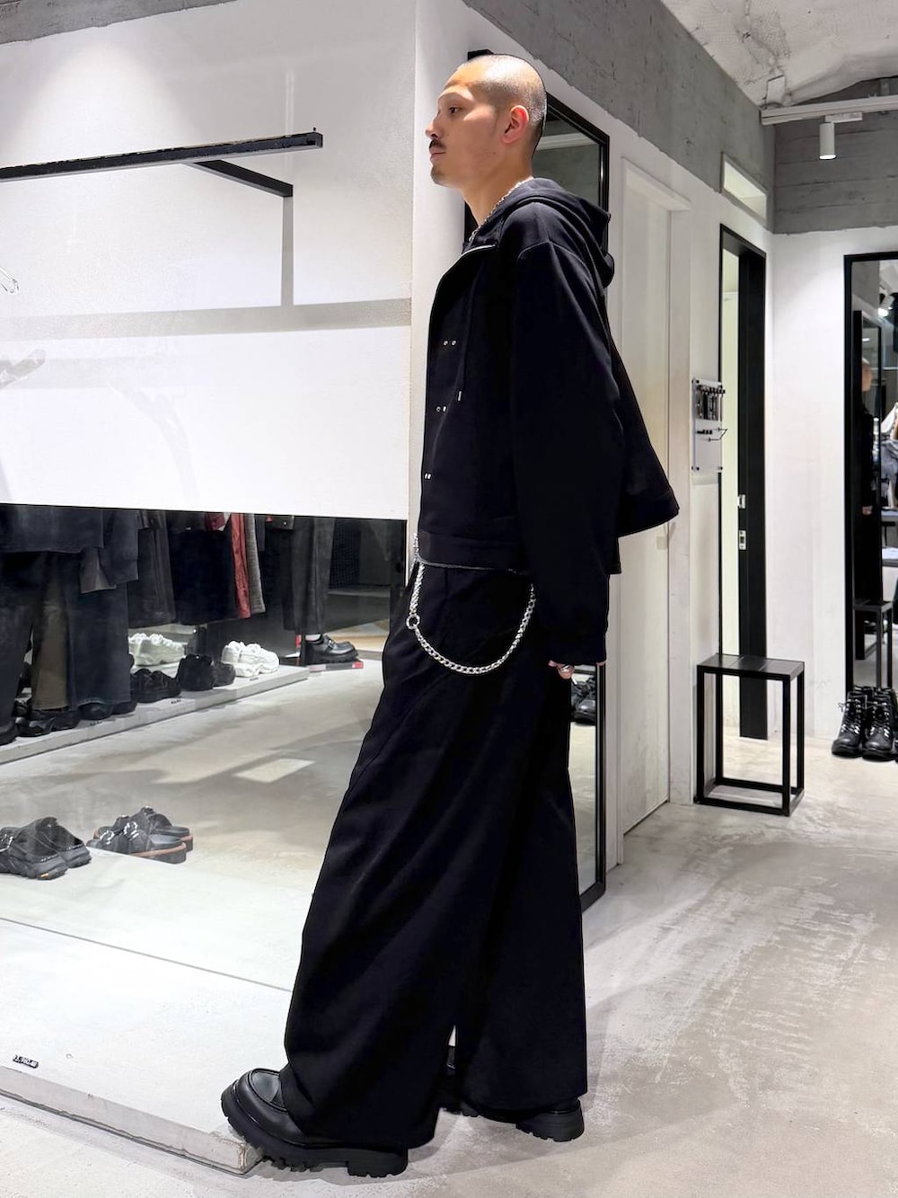 ブラック系のローファー、ブラック系のスラックス、ブラック系のTシャツ/カットソーを着用したメンズの秋コーディネートの2枚目の写真