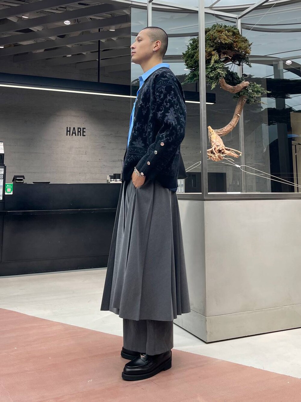 ブラック系のカーディガン/ボレロ、ブラック系のその他パンツ、ブラック系のローファーを着用したメンズの秋コーディネートの2枚目の写真