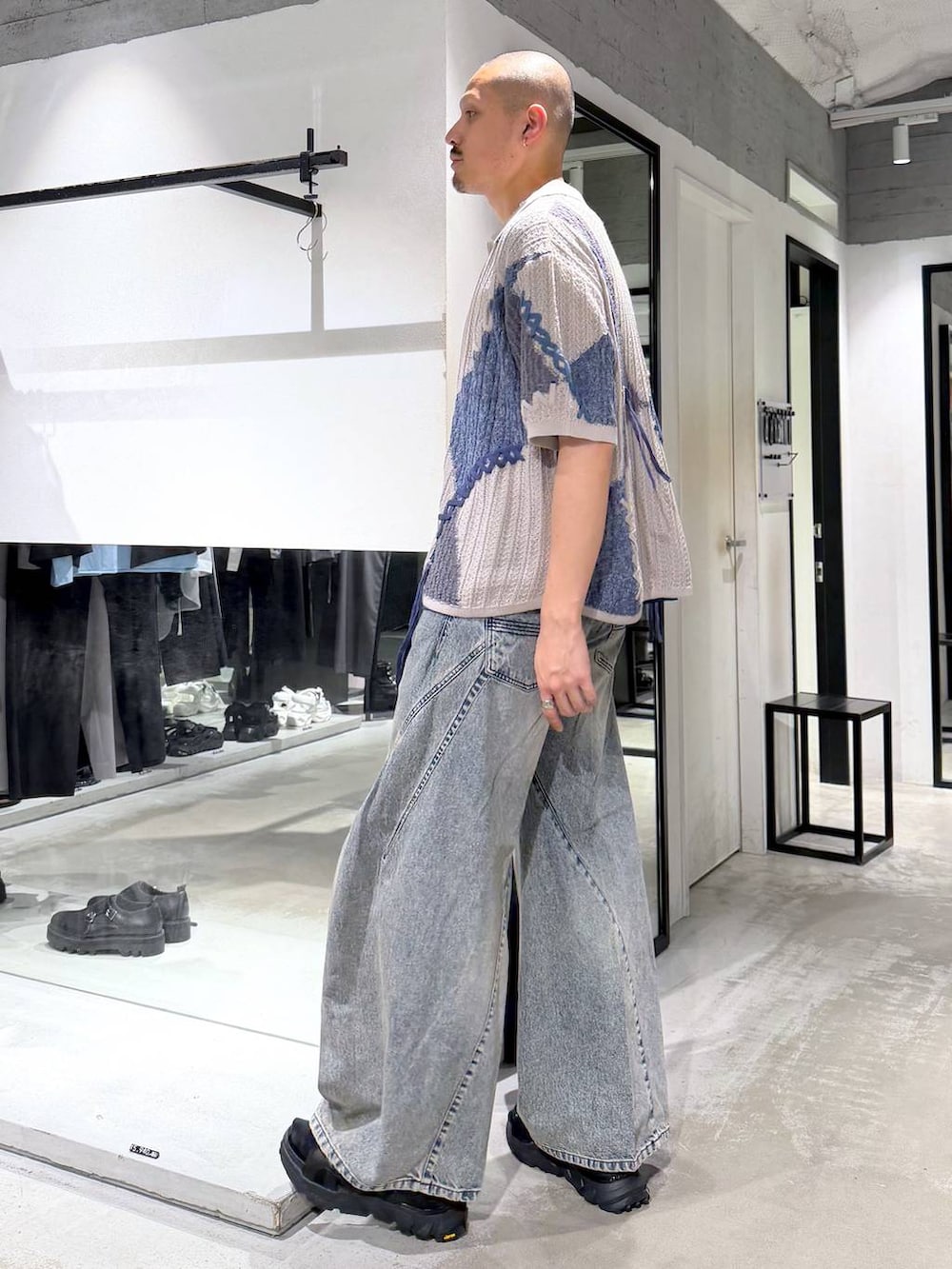 ブルー系のデニムパンツ、ブラック系のサンダル、ブルー系のTシャツ/カットソーを着用したメンズの夏コーディネートの2枚目の写真