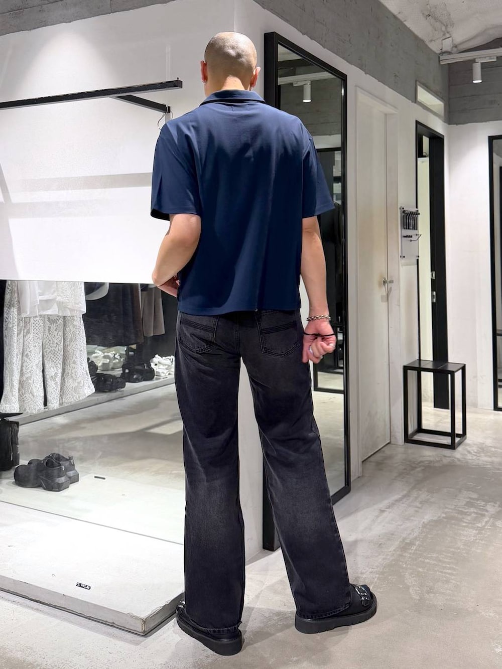 ブラック系のバックパック/リュック、ブラック系のサンダル、ブラック系のデニムパンツを着用したメンズの夏コーディネートの3枚目の写真