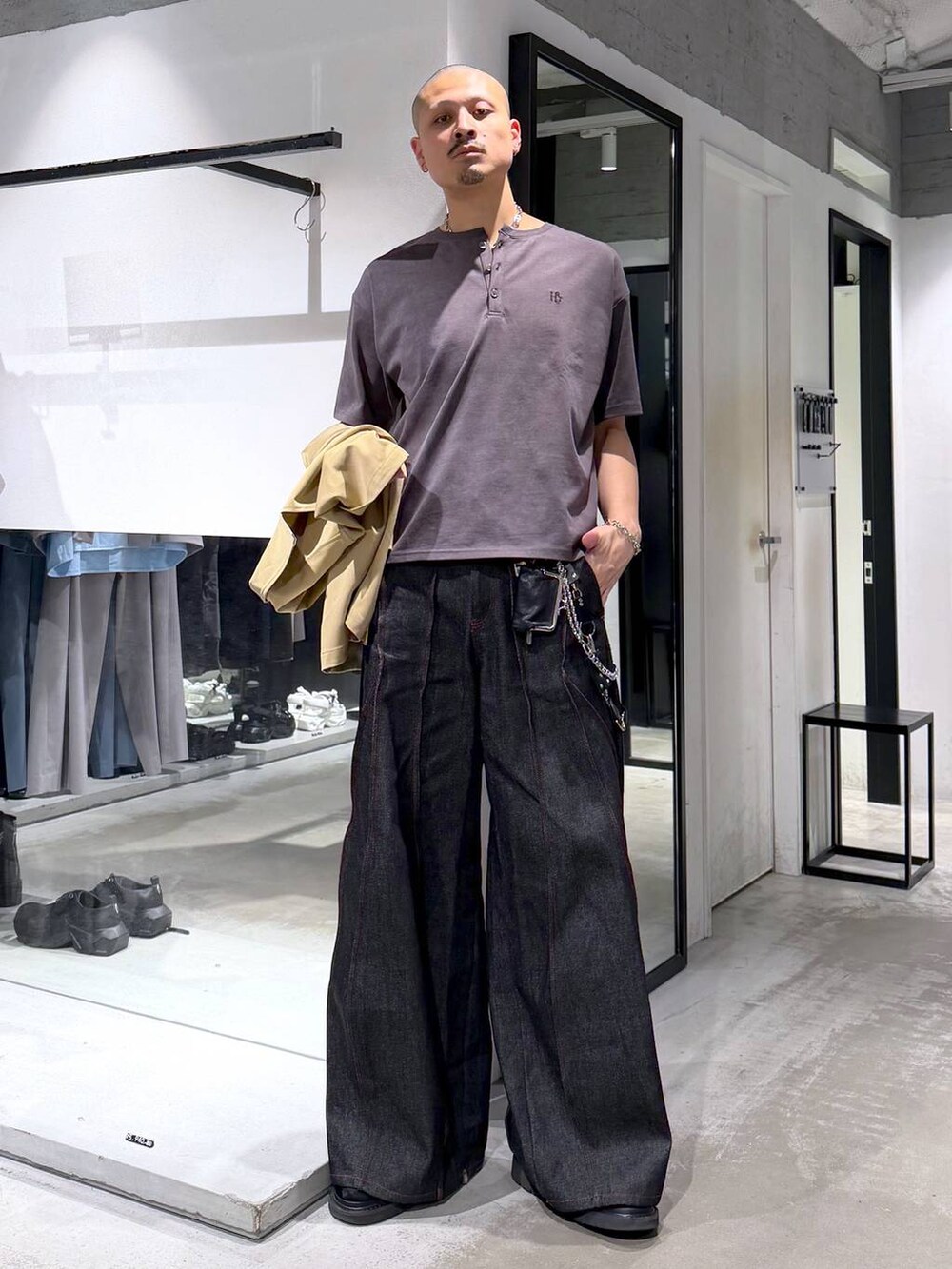 ブラック系のデニムパンツ、ブラック系のサンダル、グレー系のTシャツ/カットソーを着用したメンズの夏コーディネートの5枚目の写真