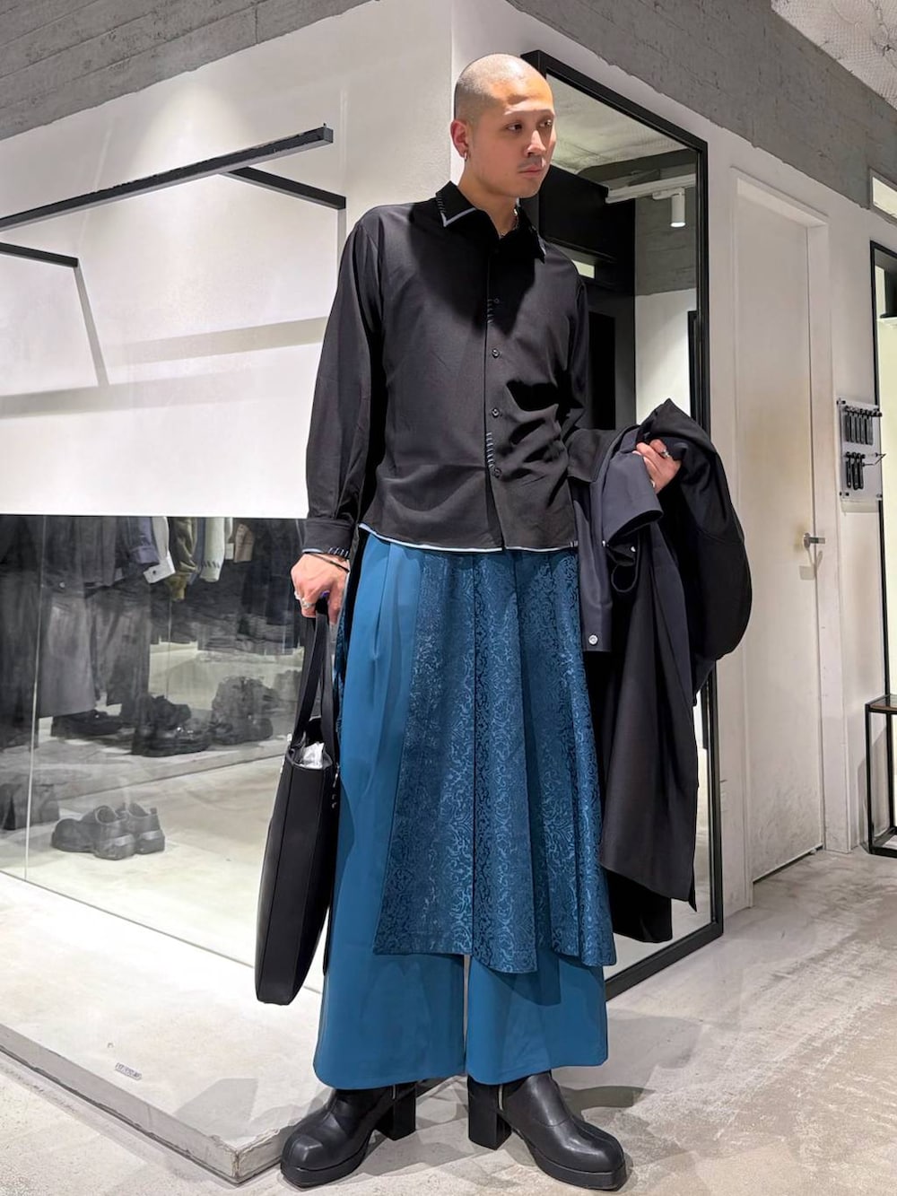 ブラック系のブーツ、ブラック系のシャツ/ブラウス、ブラック系のトートバッグを着用したメンズの春コーディネートの5枚目の写真