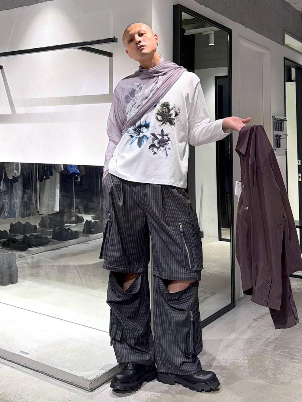 ブラック系のドレスシューズ、グレー系のカーゴパンツ、ブルー系のパーカーを着用したメンズの春コーディネートの6枚目の写真