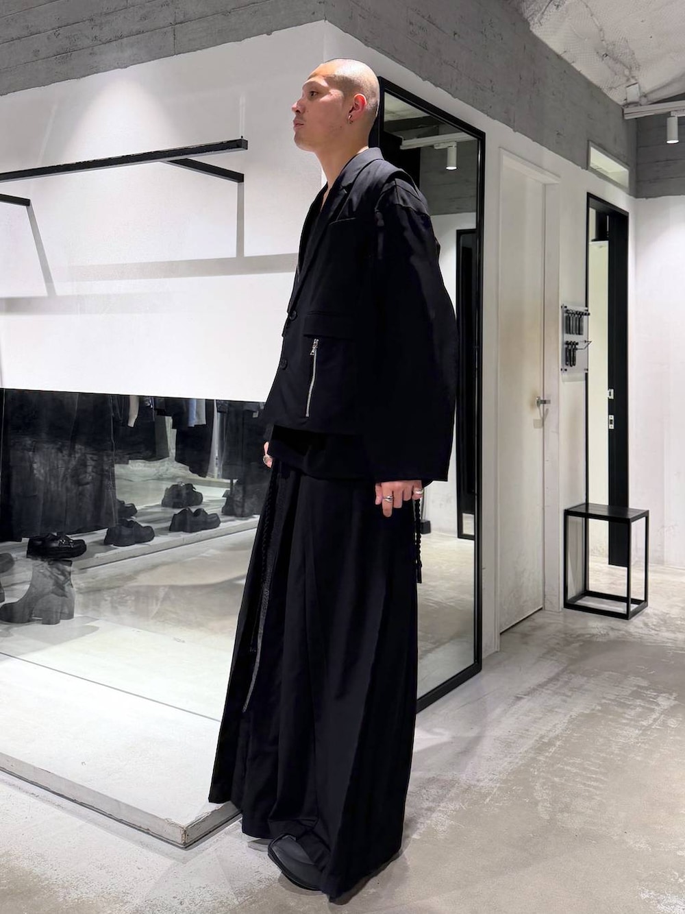 ブラック系のその他パンツ、ブラック系のテーラードジャケットを着用したメンズの春コーディネートの2枚目の写真