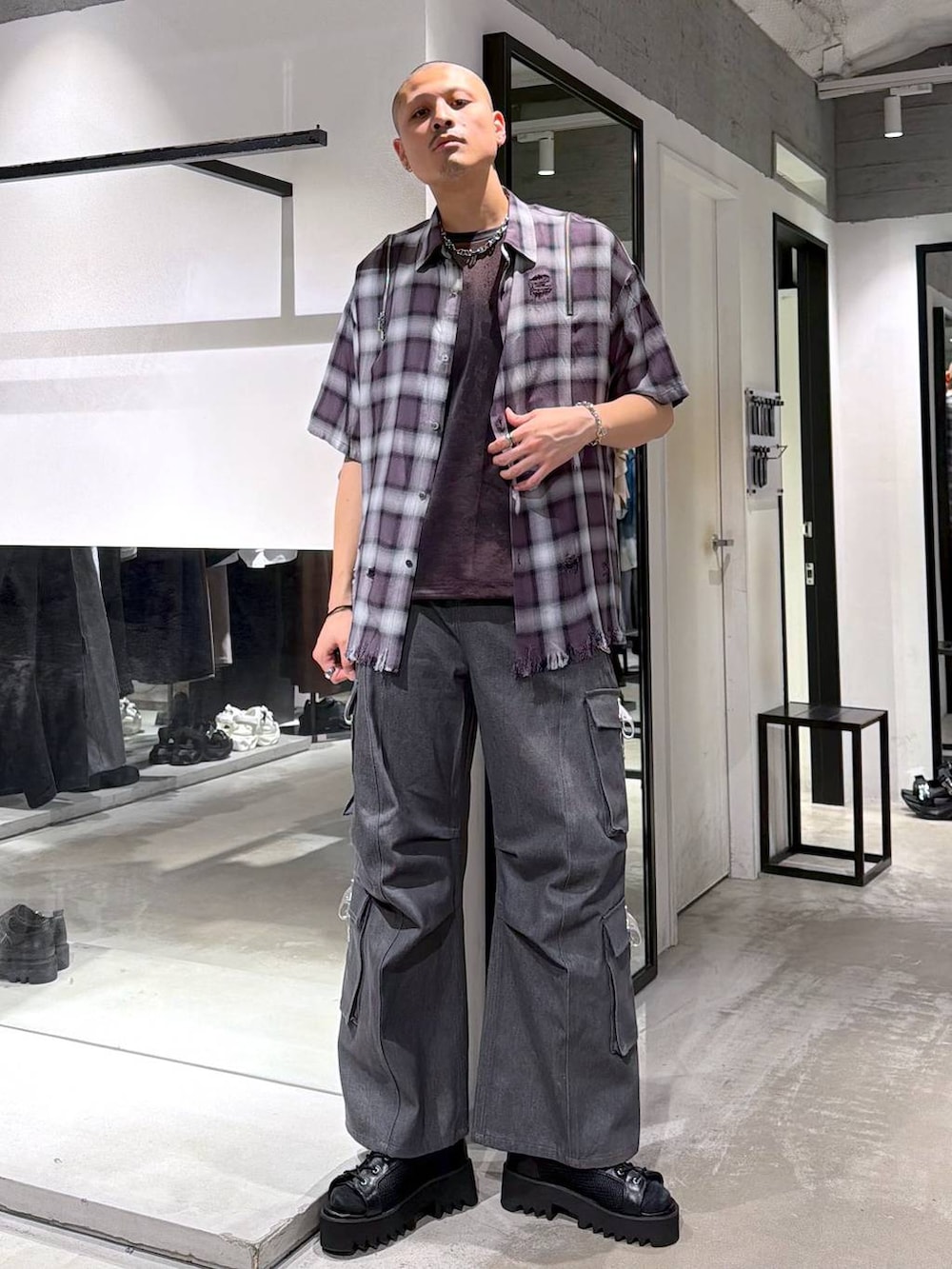 ブラック系のバックパック/リュック、グレー系のデニムパンツ、ブラック系のサンダルを着用したメンズの春コーディネートの6枚目の写真