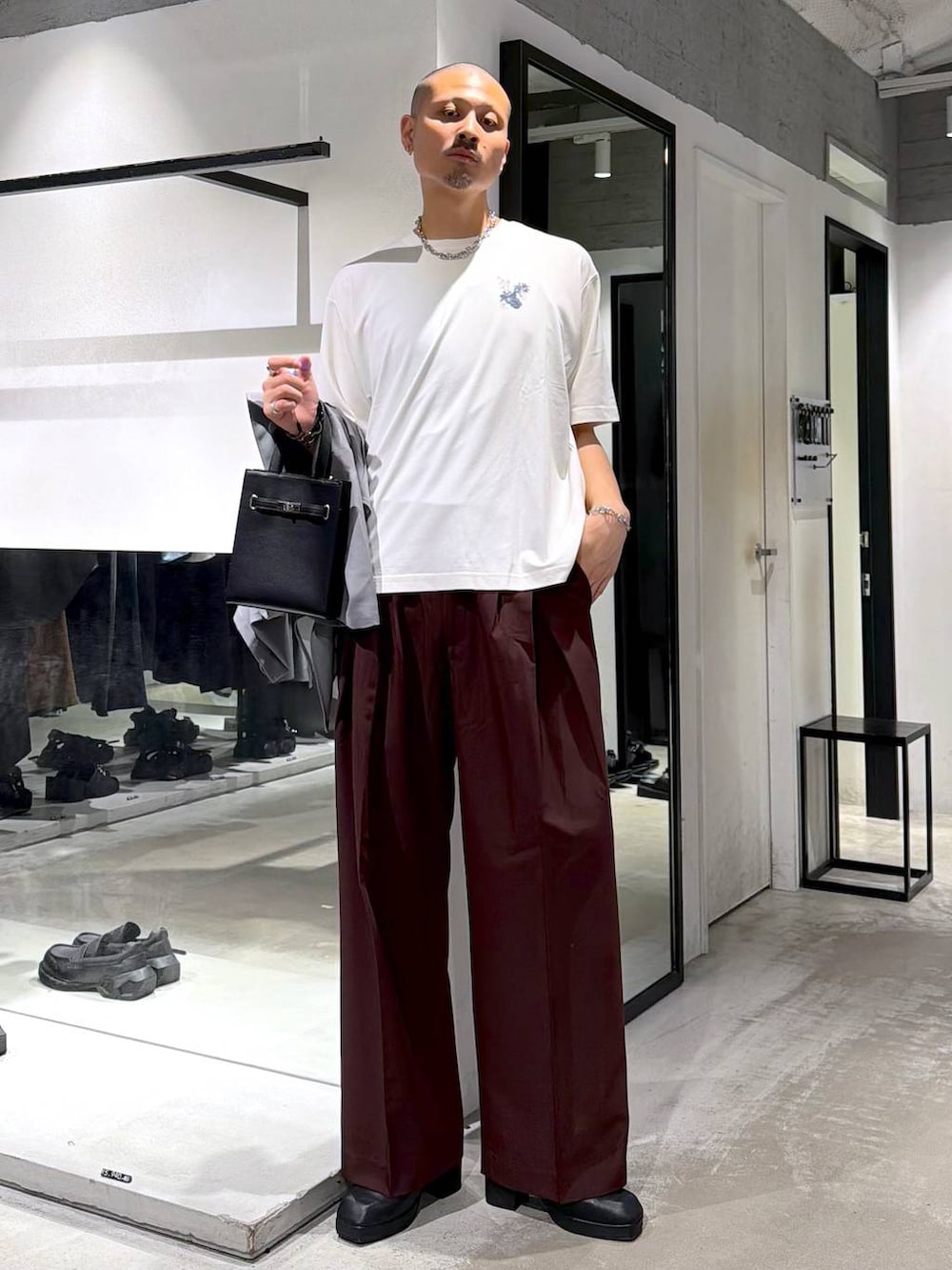 グレー系のシャツ/ブラウス、ブラック系のサンダル、レッド系のスラックスを着用したメンズの夏コーディネートの5枚目の写真