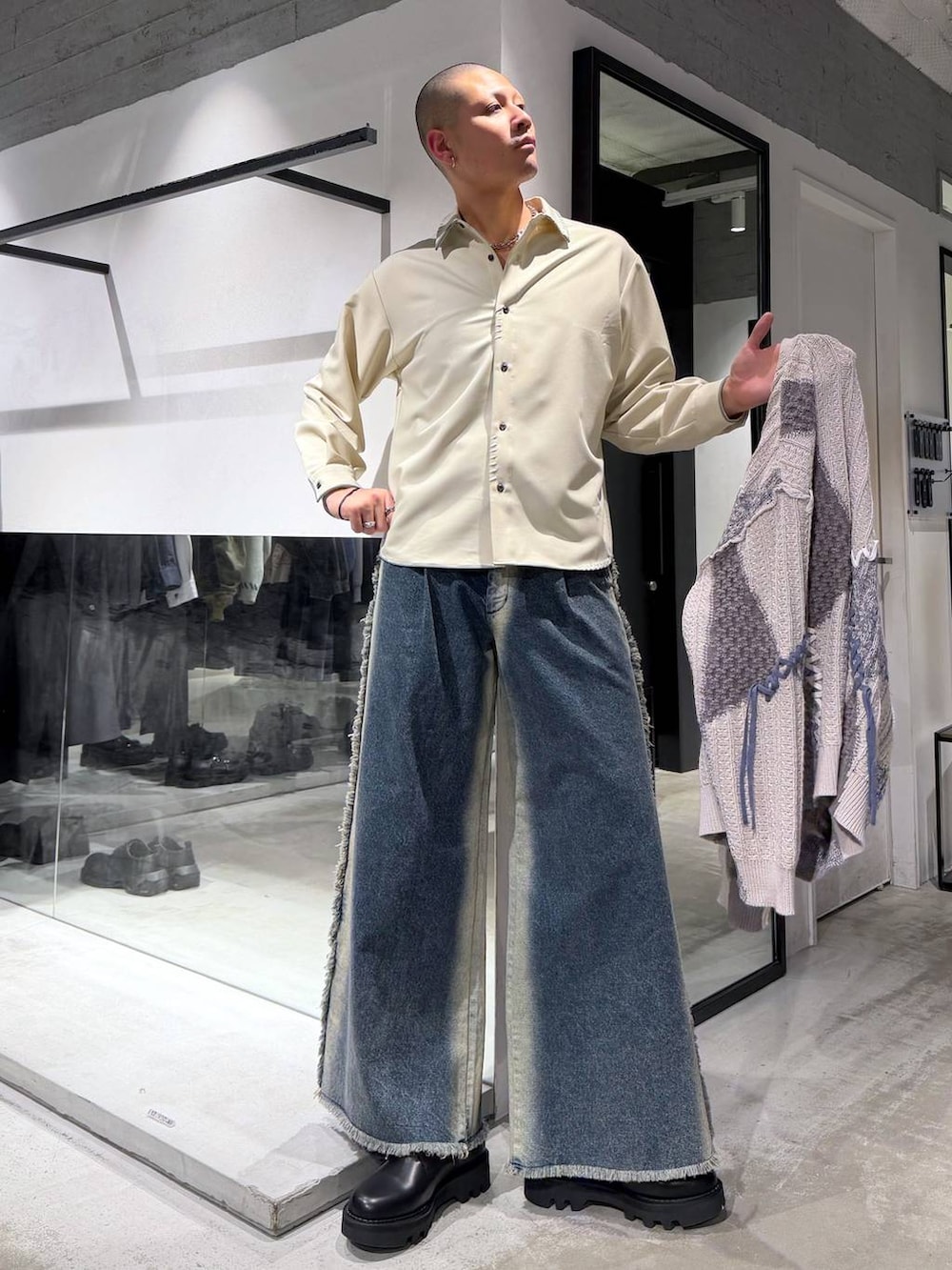 グレー系のカーディガン/ボレロ、ベージュ系のシャツ/ブラウス、ブラック系のドレスシューズを着用したメンズの冬コーディネートの5枚目の写真