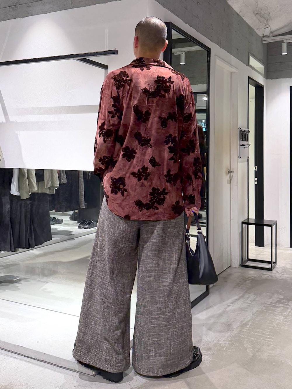 ブラック系のローファー、レッド系のシャツ/ブラウス、グレー系のスラックスを着用したメンズの夏コーディネートの3枚目の写真