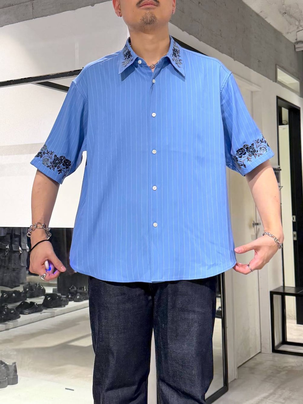 グレー系のカーディガン/ボレロ、ブルー系のシャツ/ブラウス、ブラック系のサンダルを着用したメンズの夏コーディネートの5枚目の写真