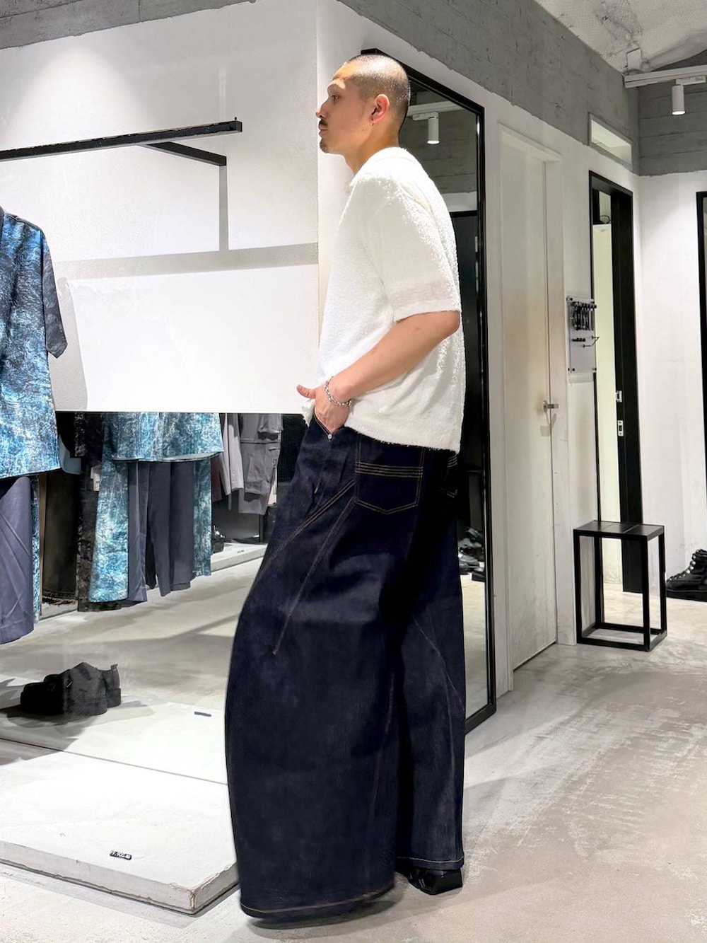 ブラック系のスニーカー、グレー系のブレスレット、シルバー系のネックレスを着用したメンズの夏コーディネートの2枚目の写真