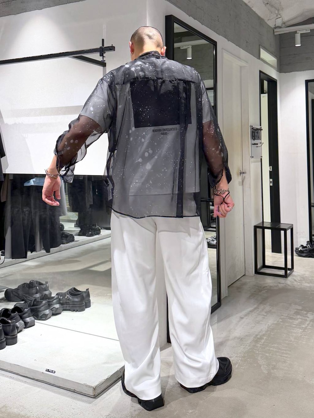 ブラック系のシャツ/ブラウス、ブラック系のスニーカー、ホワイト系のTシャツ/カットソーを着用したメンズの夏コーディネートの3枚目の写真