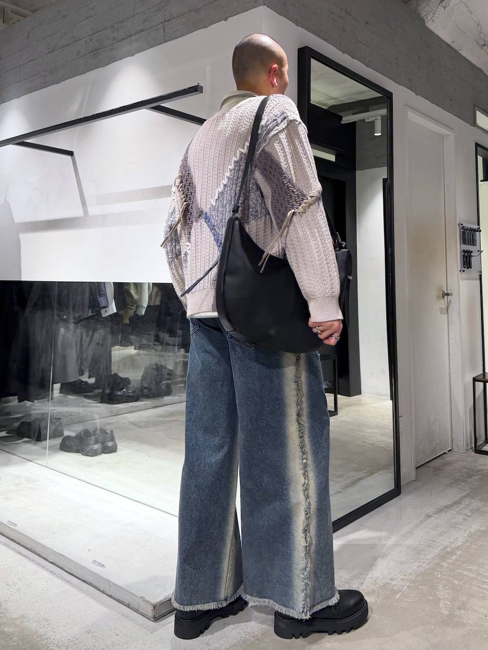 グレー系のカーディガン/ボレロ、ベージュ系のシャツ/ブラウス、ブラック系のドレスシューズを着用したメンズの冬コーディネートの4枚目の写真