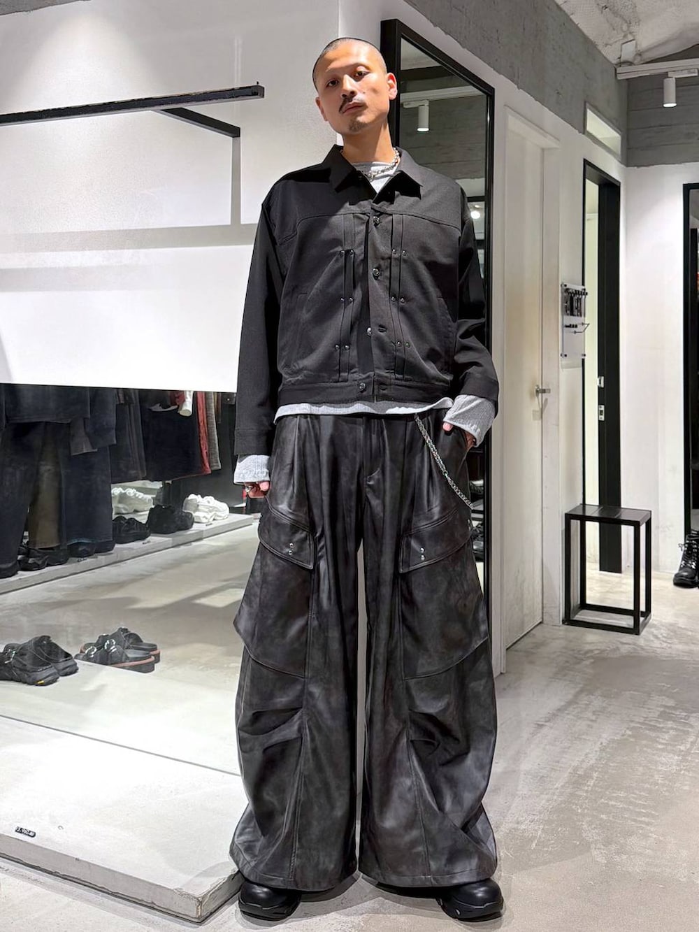 ブラック系のブーツ、グレー系のTシャツ/カットソー、グレー系のカーゴパンツを着用したメンズの秋コーディネートの5枚目の写真