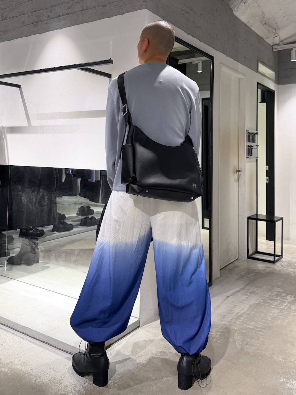 ブラック系のブーツ、ブルー系のその他パンツ、ブルー系のブルゾンを着用したメンズの春コーディネートの6枚目の写真