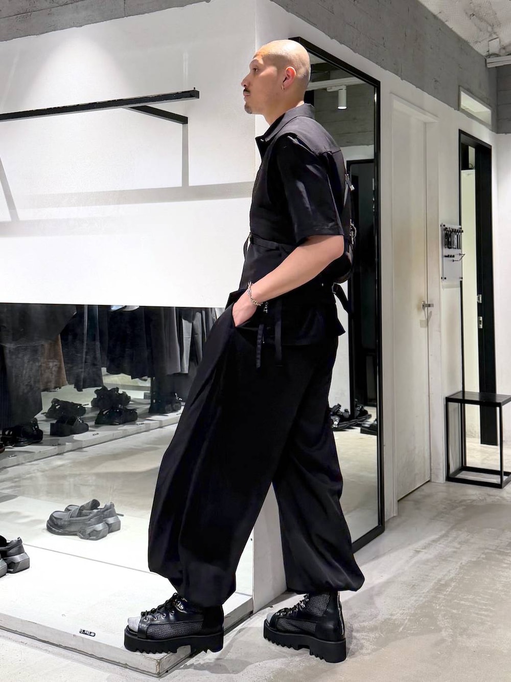 ブラック系のショルダーバッグ、ブラック系のサンダル、ブラック系のTシャツ/カットソーを着用したメンズの夏コーディネートの3枚目の写真