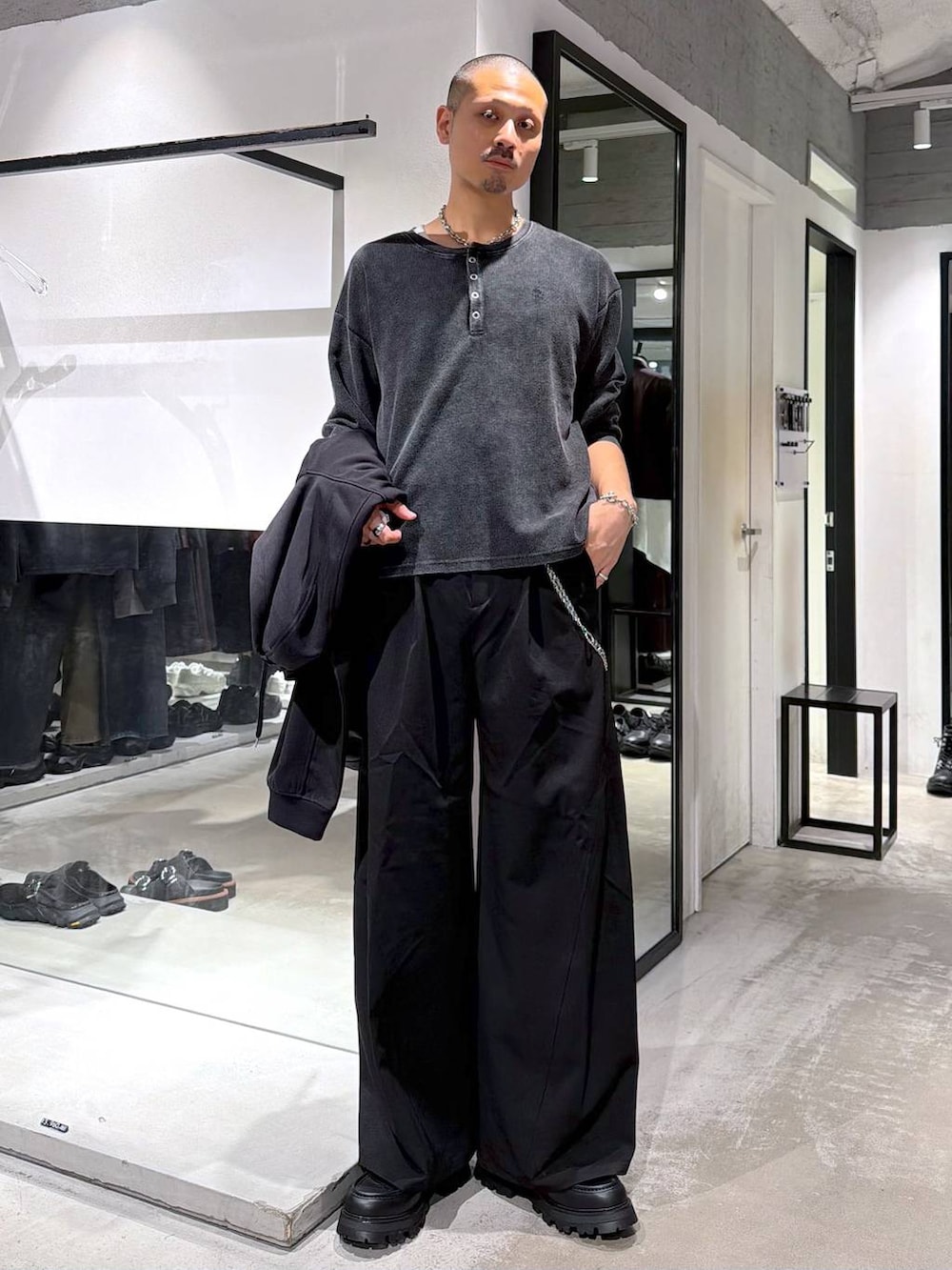 ブラック系のローファー、ブラック系のスラックス、ブラック系のTシャツ/カットソーを着用したメンズの秋コーディネートの5枚目の写真