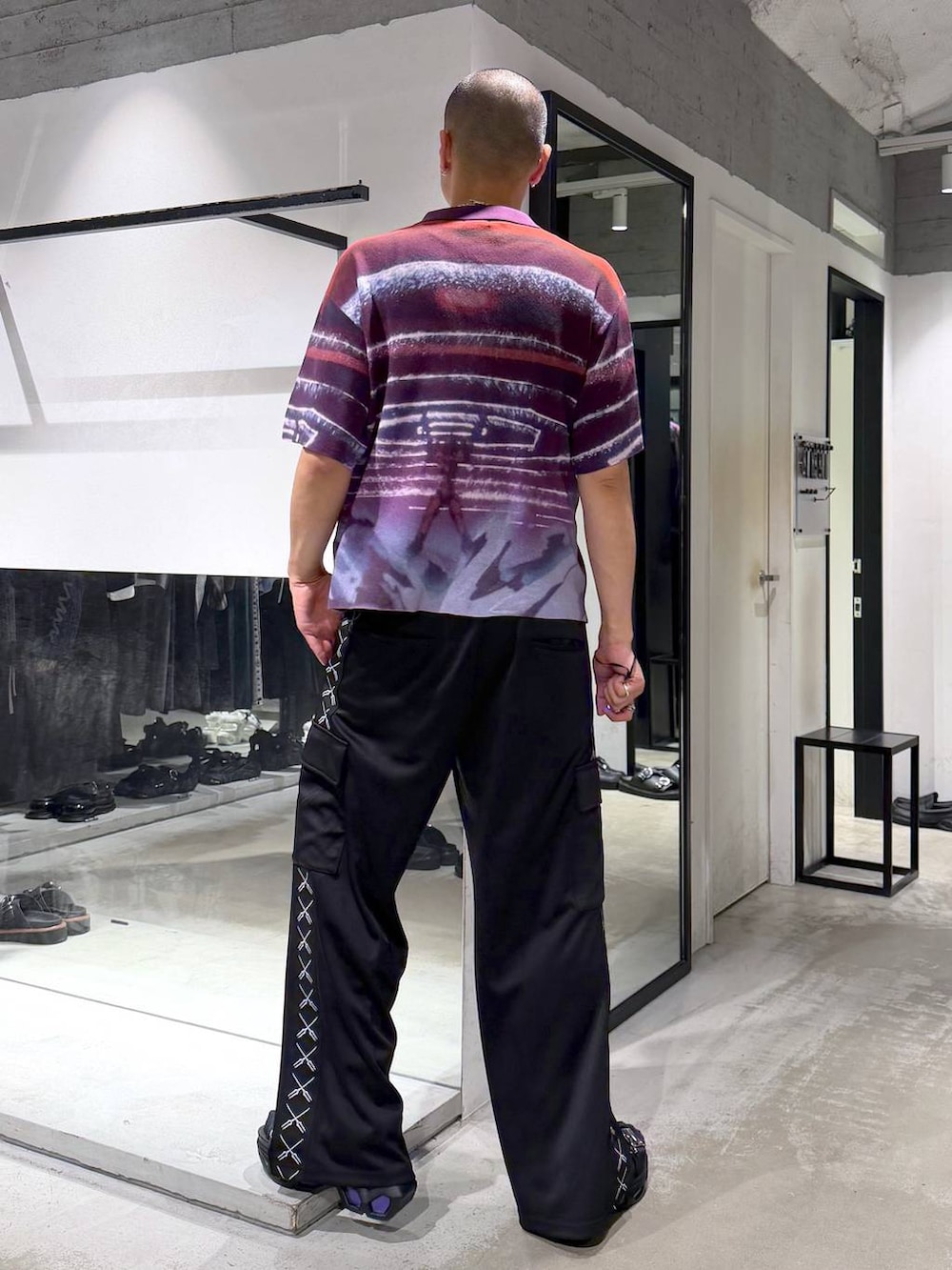 ブラック系のカーゴパンツ、パープル系のニット/セーター、ブラック系のサンダルを着用したメンズの夏コーディネートの3枚目の写真