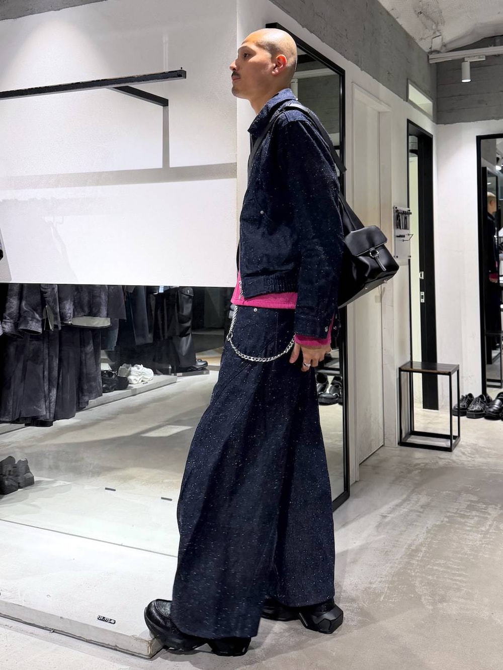 ブラック系のローファー、ブルー系のデニムジャケット、ピンク系のTシャツ/カットソーを着用したメンズの秋コーディネートの2枚目の写真