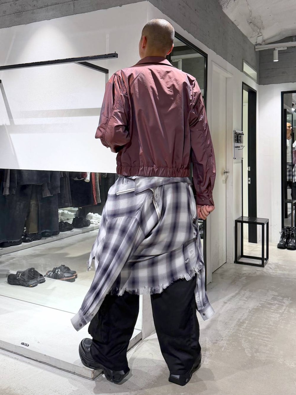 ホワイト系のTシャツ/カットソー、レッド系のブルゾン、ブラック系のスニーカーを着用したメンズの秋コーディネートの3枚目の写真
