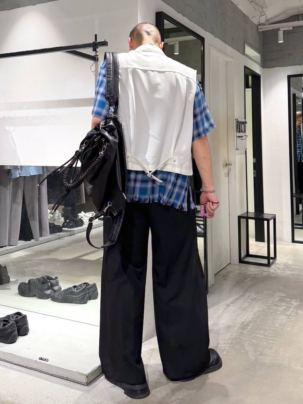 ブラック系のスラックス、ブルー系のシャツ/ブラウス、ブラック系のショルダーバッグを着用したメンズの夏コーディネートの3枚目の写真