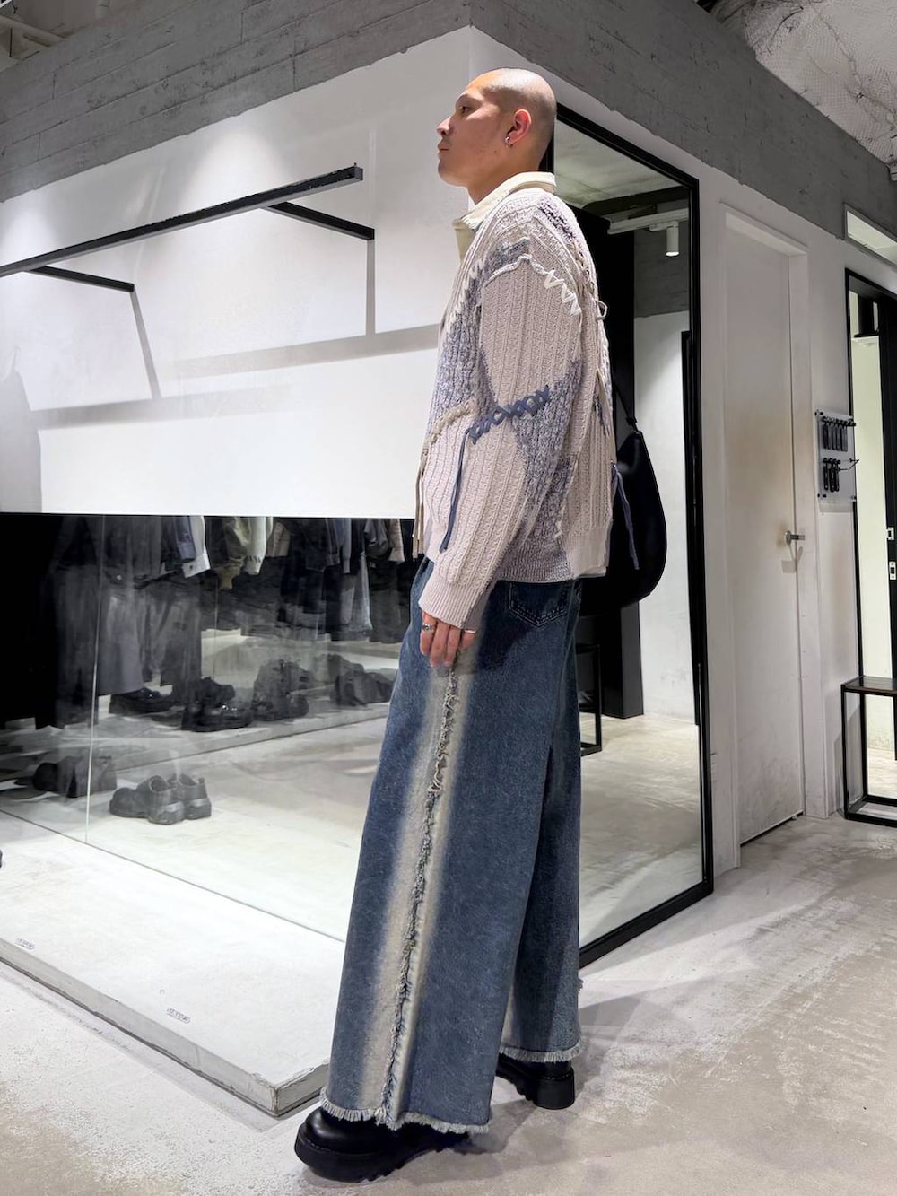 グレー系のカーディガン/ボレロ、ベージュ系のシャツ/ブラウス、ブラック系のドレスシューズを着用したメンズの冬コーディネートの2枚目の写真