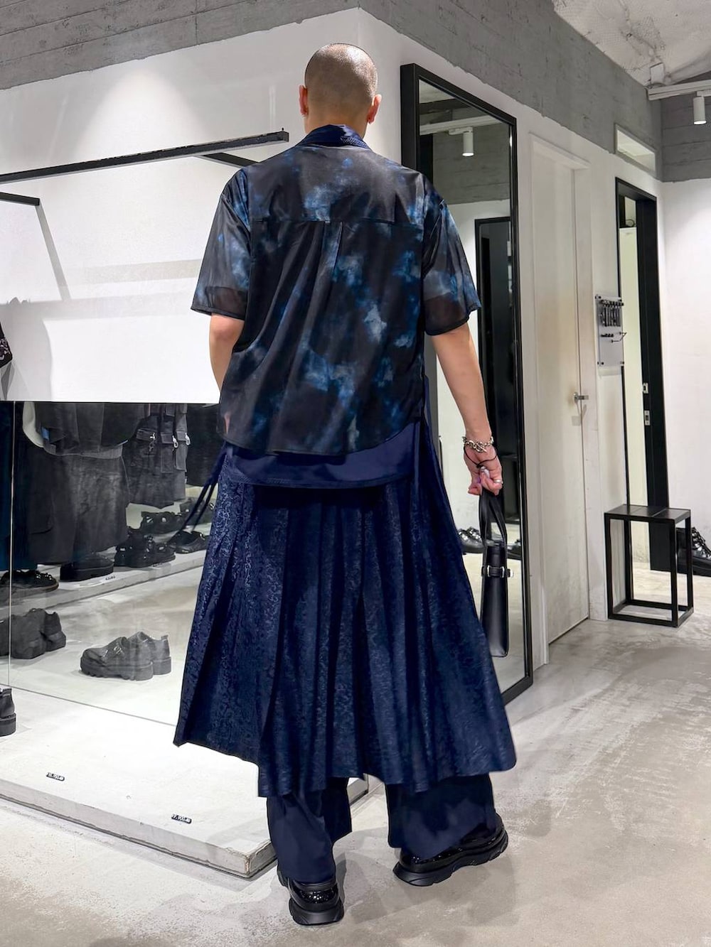 ブラック系のその他パンツ、ブラック系のサンダル、ブルー系のシャツ/ブラウスを着用したメンズの夏コーディネートの3枚目の写真