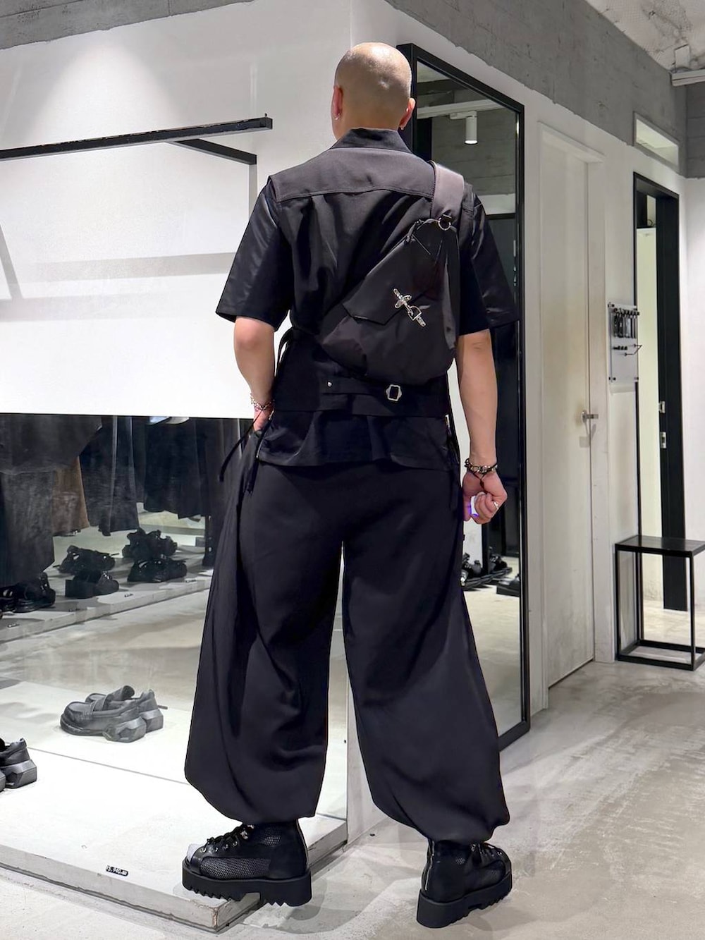 ブラック系のショルダーバッグ、ブラック系のサンダル、ブラック系のTシャツ/カットソーを着用したメンズの夏コーディネートの4枚目の写真