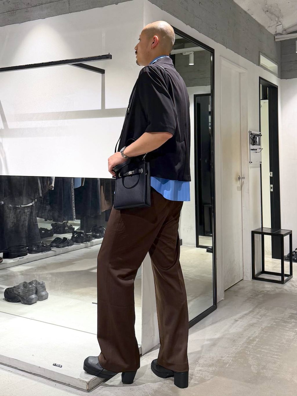 ブルー系のシャツ/ブラウス、ブラウン系のスラックス、ブラック系のサンダルを着用したメンズの夏コーディネートの2枚目の写真