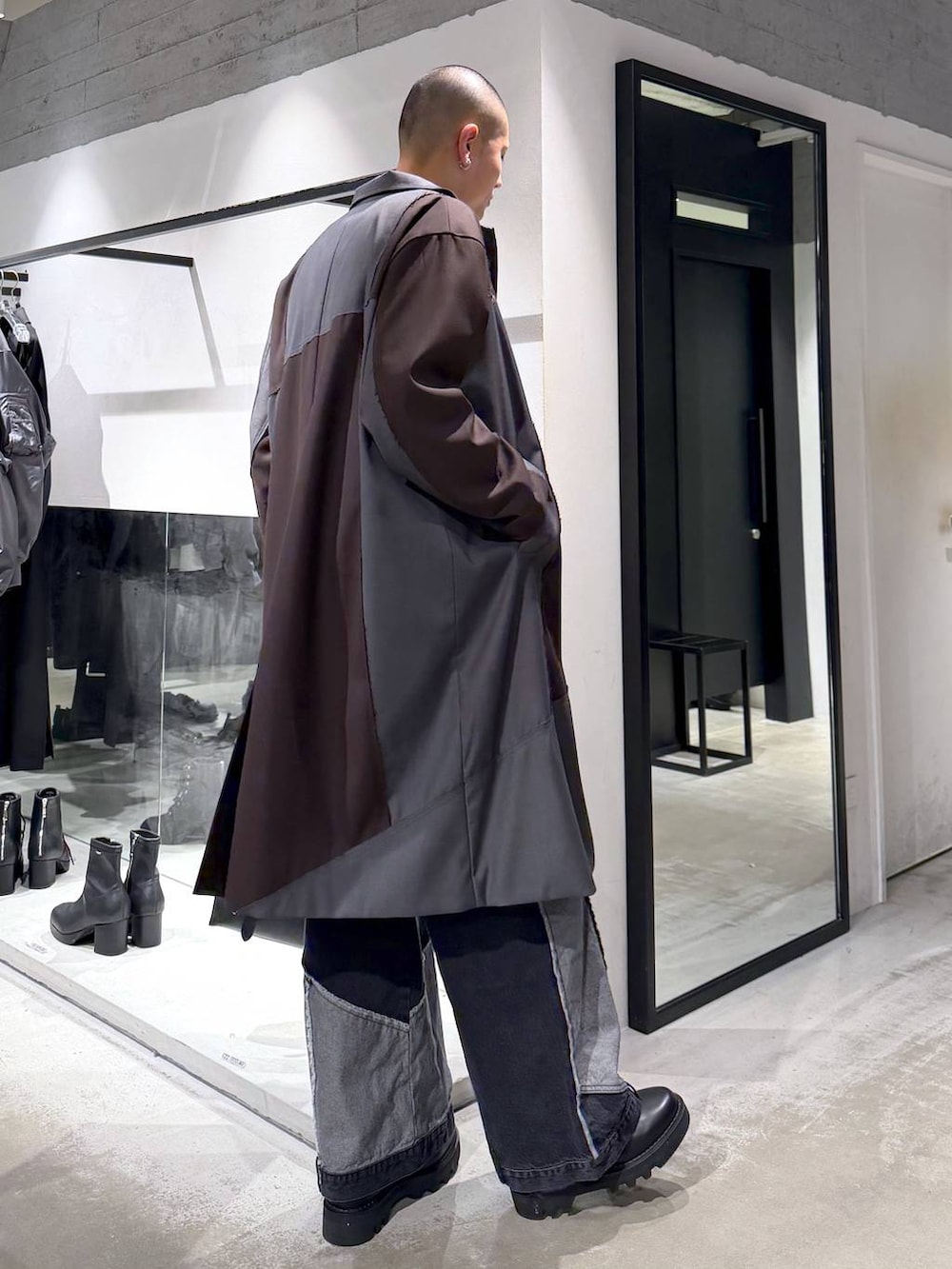 ブルー系のポロシャツ、ブラック系のデニムパンツ、ブラック系のドレスシューズを着用したメンズの春コーディネートの4枚目の写真