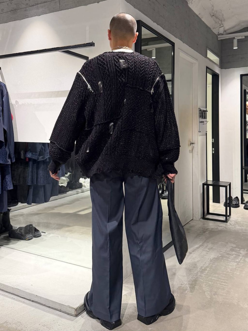 ブルー系のスラックス、ブラック系のローファー、ホワイト系のTシャツ/カットソーを着用したメンズの秋コーディネートの2枚目の写真