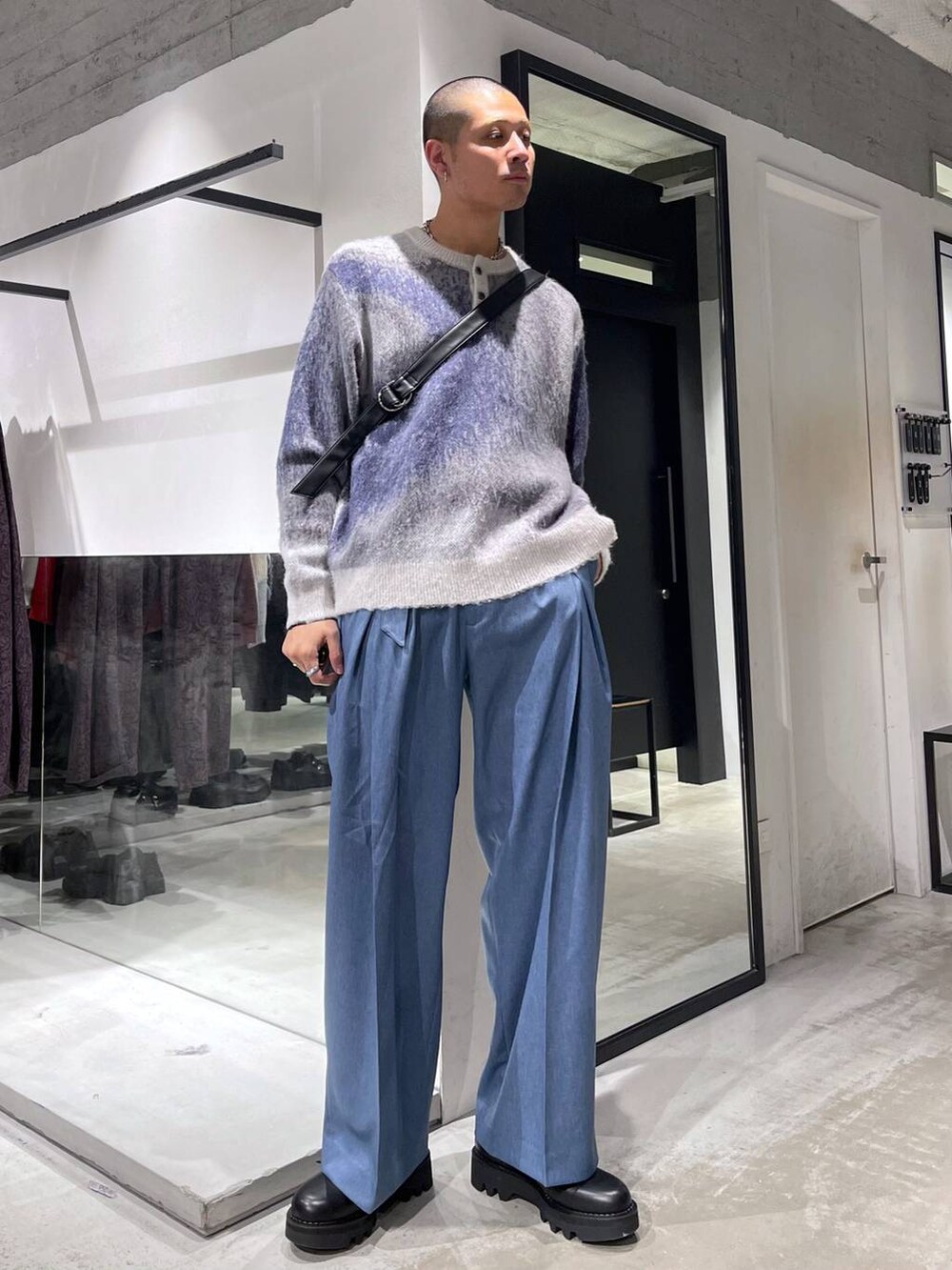 ブラック系のブルゾン、ブラック系のショルダーバッグ、ブラック系のドレスシューズを着用したメンズの冬コーディネートの5枚目の写真