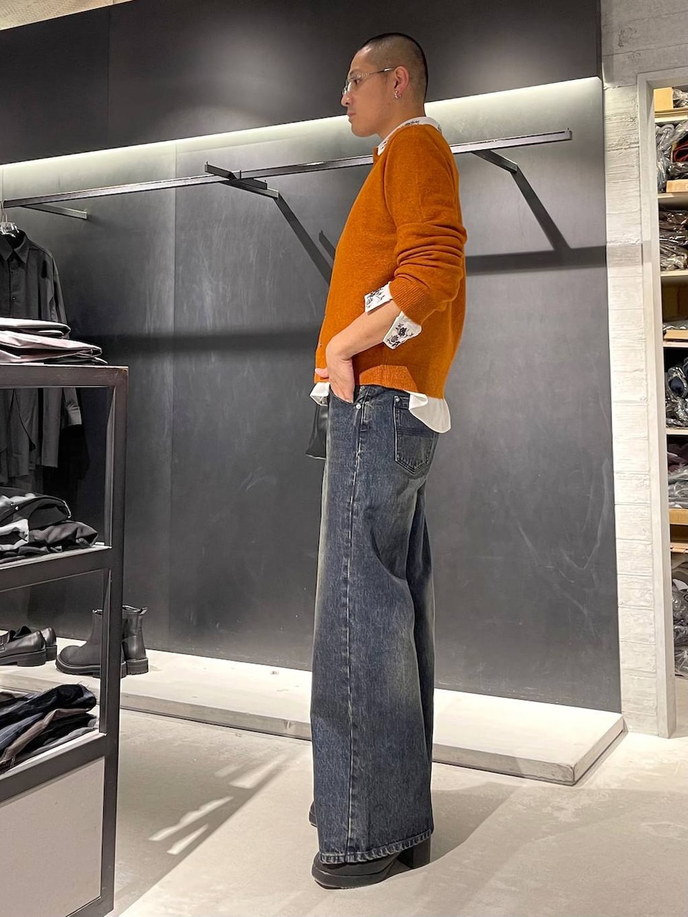 ブラック系のトートバッグ、ブルー系のデニムパンツ、ホワイト系のシャツ/ブラウスを着用したメンズの秋コーディネートの3枚目の写真