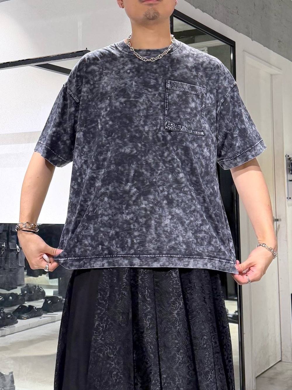 ブラック系のシャツ/ブラウス、グレー系のTシャツ/カットソー、ブラック系のその他パンツを着用したメンズの夏コーディネートの7枚目の写真