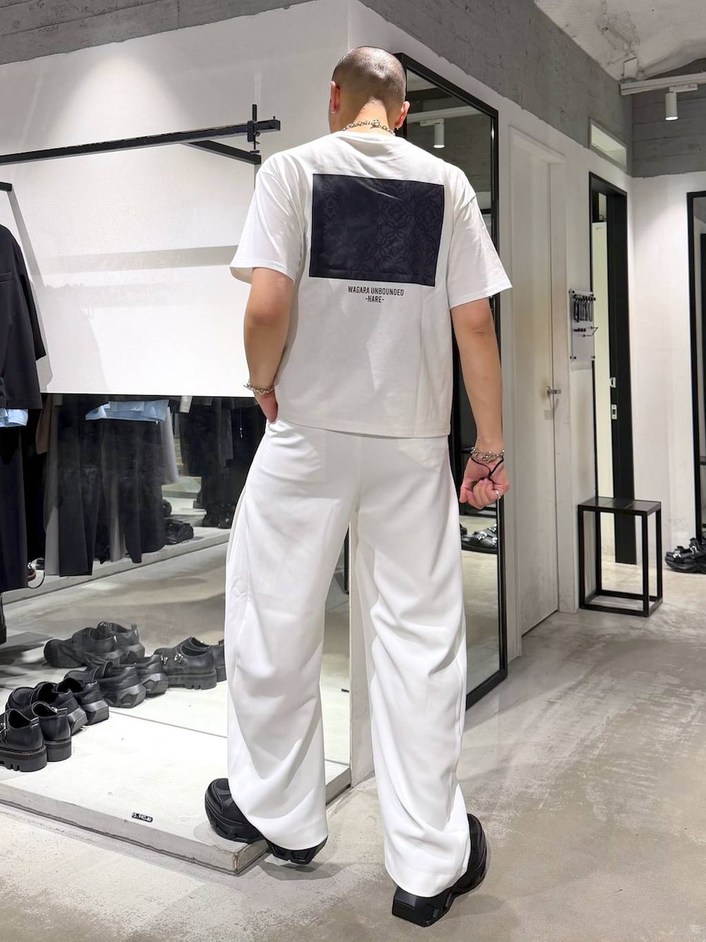 ブラック系のシャツ/ブラウス、ブラック系のスニーカー、ホワイト系のTシャツ/カットソーを着用したメンズの夏コーディネートの5枚目の写真