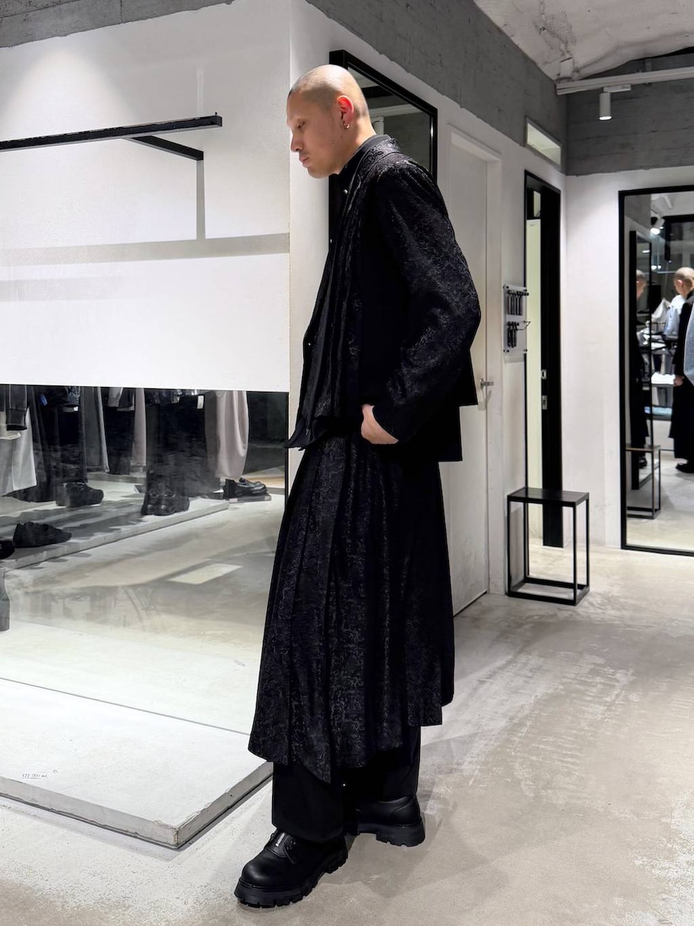 ブラック系のトートバッグ、ブラック系のその他パンツ、ブラック系のドレスシューズを着用したメンズの春コーディネートの3枚目の写真