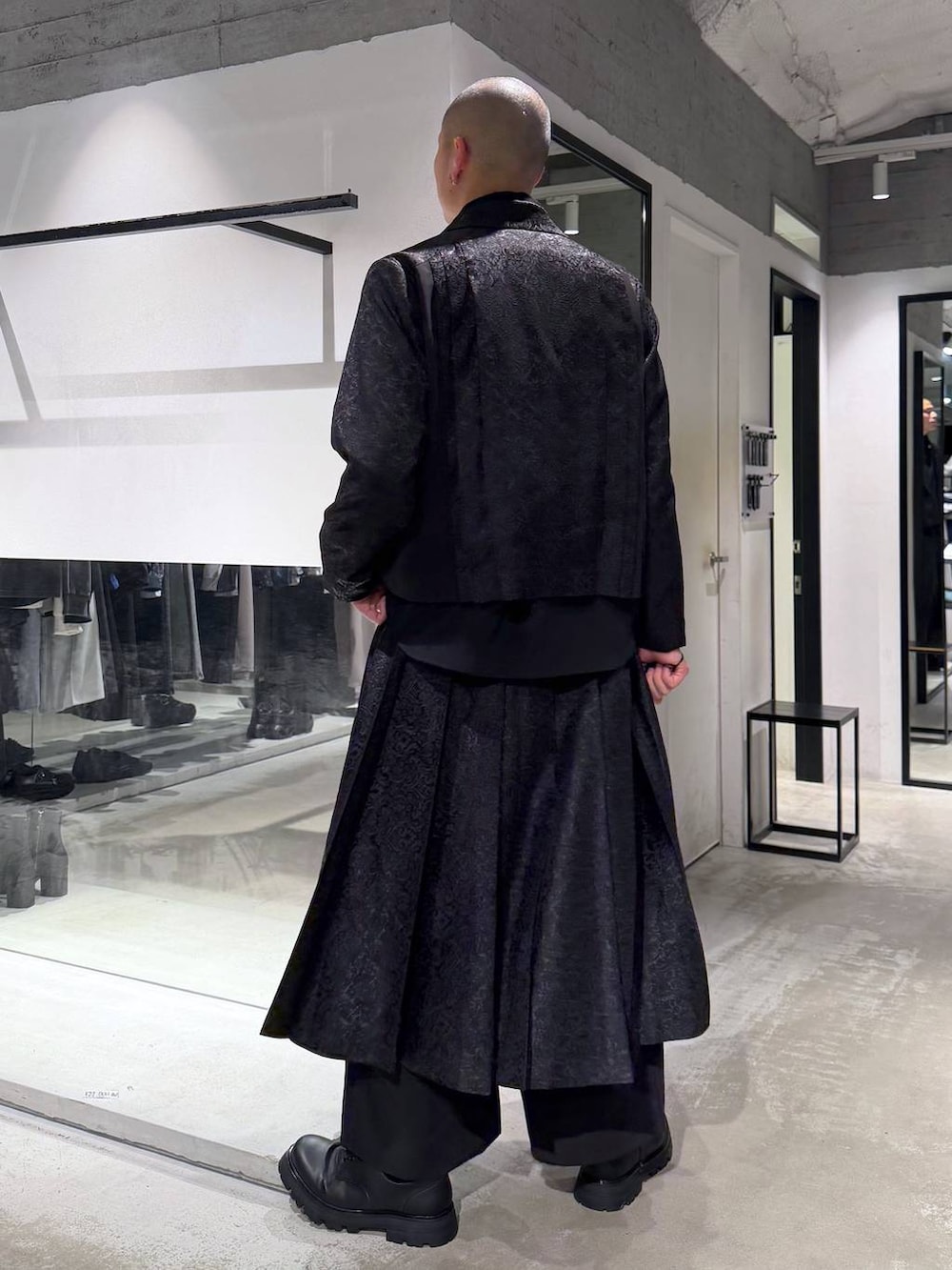 ブラック系のトートバッグ、ブラック系のその他パンツ、ブラック系のドレスシューズを着用したメンズの春コーディネートの4枚目の写真